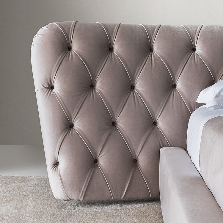 Royale Capitonné Bed