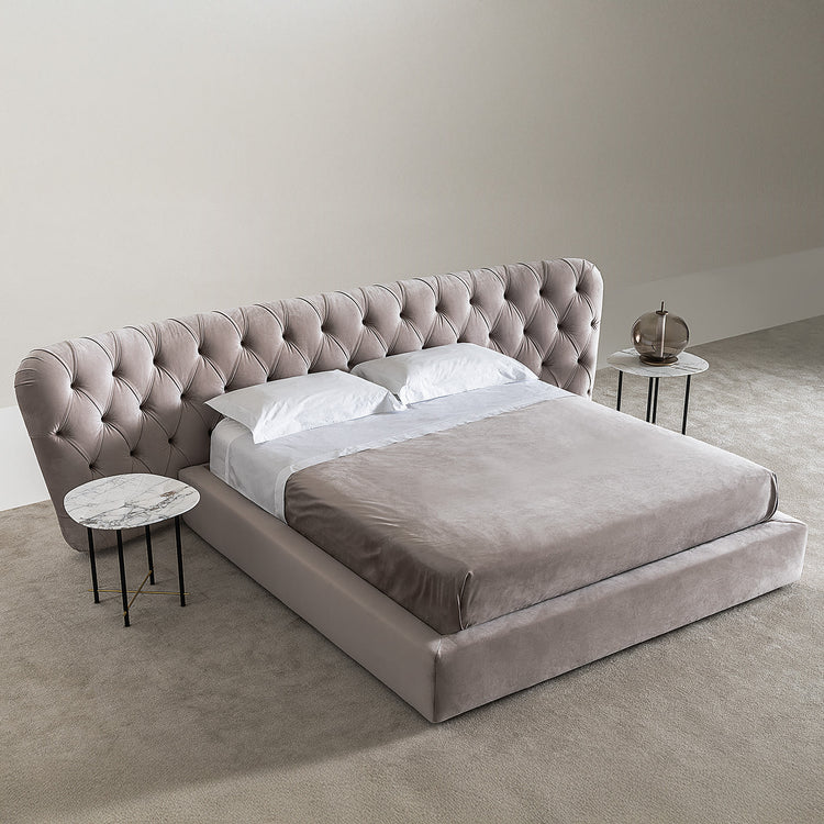 Royale Capitonné Bed