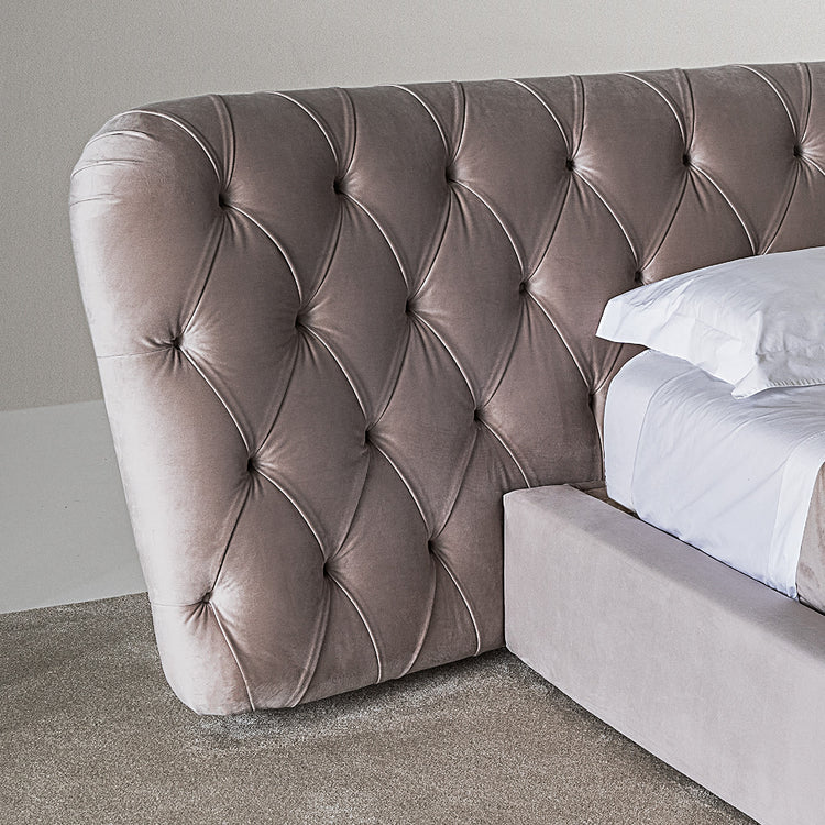 Royale Capitonné Bed